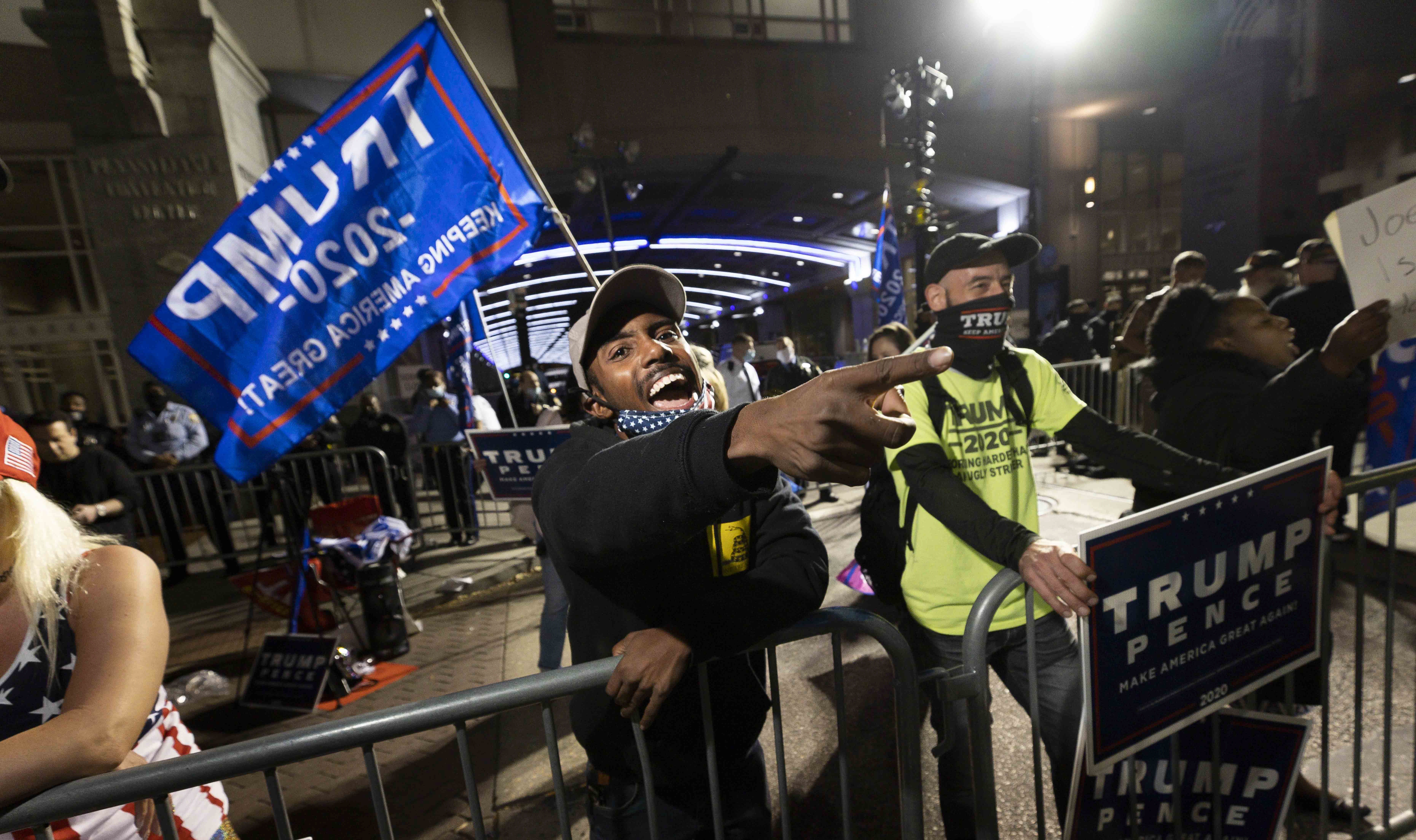 在宾州，一名特朗普支持者向拜登的支持者叫嚣。