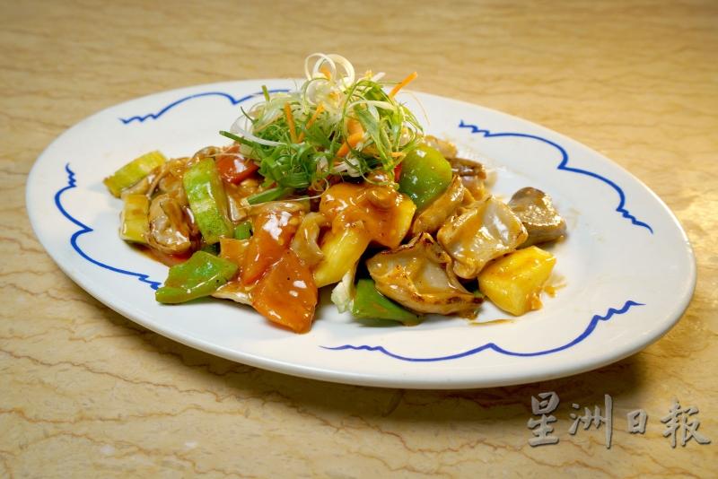黄梨炒猪肚是阮赐安两年前翻找食谱后才在餐馆重见天日的粤式小炒菜式。