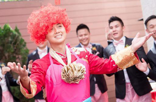 郑俊弘戴上粉色卷发扮美人鱼兼唱主题曲，为娶老婆不惜牺牲形象。