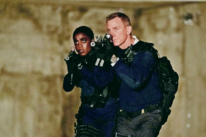拉莎娜林奇（左）与丹尼尔格莱（右）在《No Time To Die》扮演新旧“007”携手杀敌。