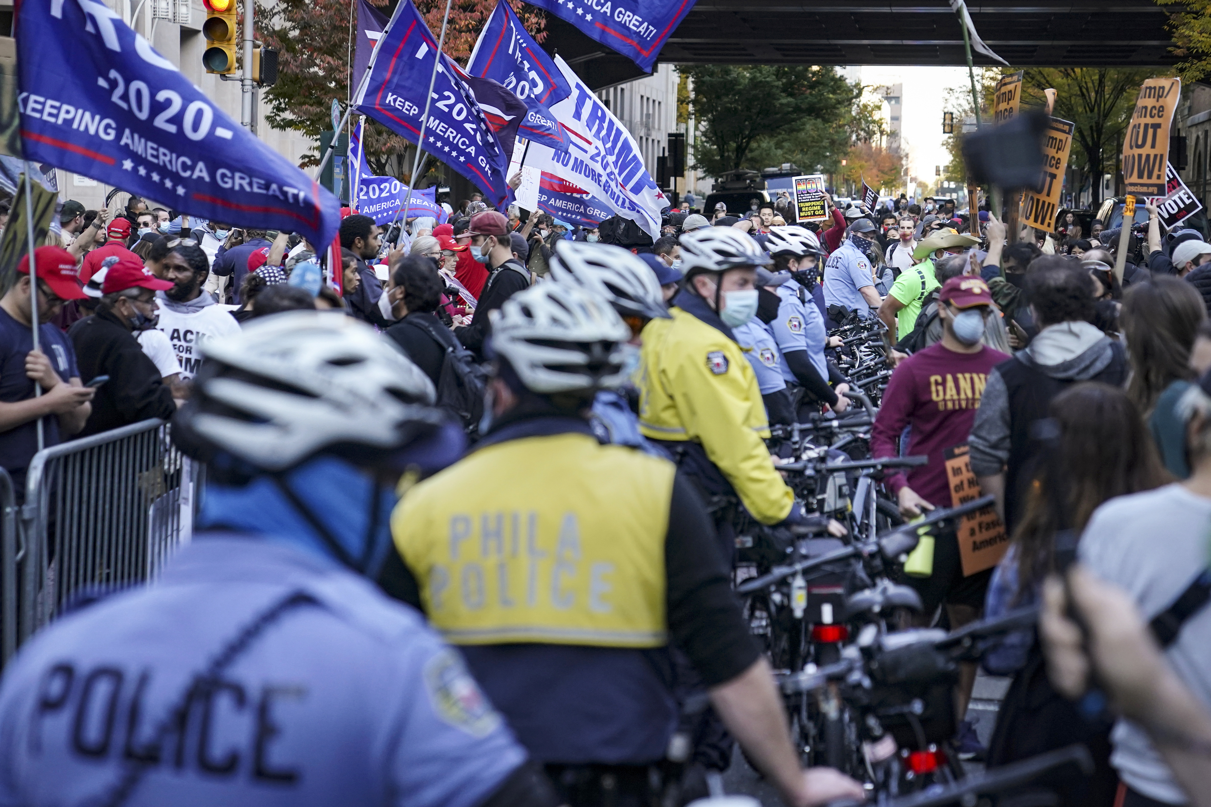 在费城，警方将拜登及特朗普支持者隔开，以免发生冲冠。