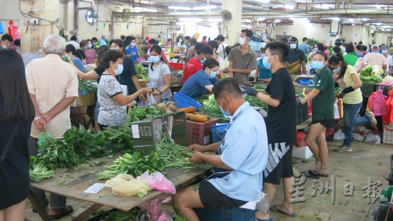 太平菜市场一大早，便挤满了购买蔬菜及鲜鱼的人群。