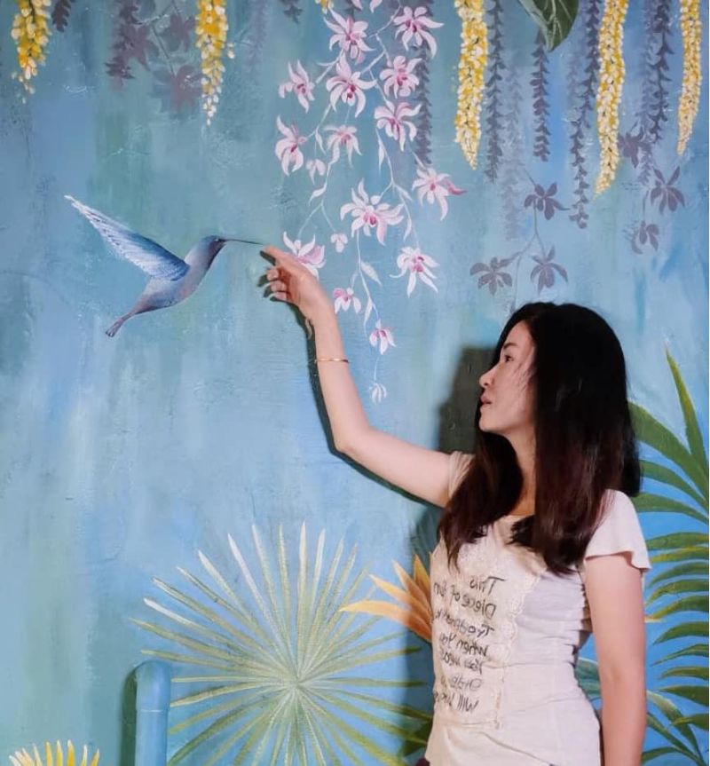  凉子临时增加了蜂鸟在壁画中，起到了画龙点睛的效果。