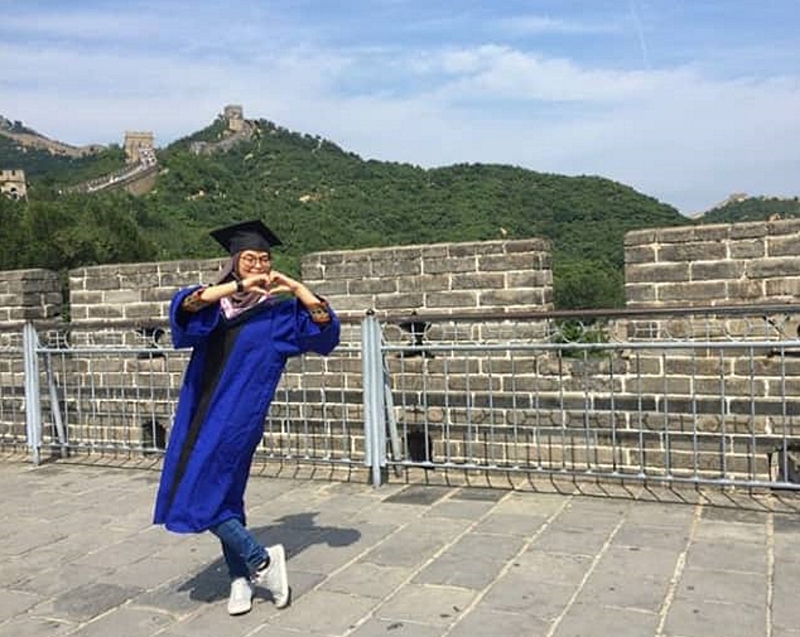 埃菲拉在中国北京语言大学毕业时，还带着毕业袍到万里长城上拍照。

