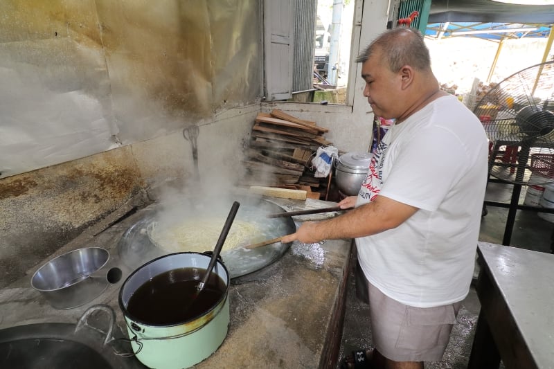 周國雄正在燙麵，為食客準備最新鮮的林明面。