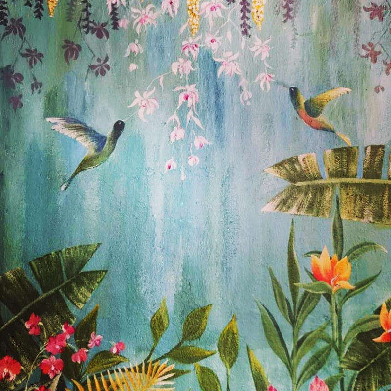 壁画内的蜂鸟及胡姬花是以民间艺术风格作画。