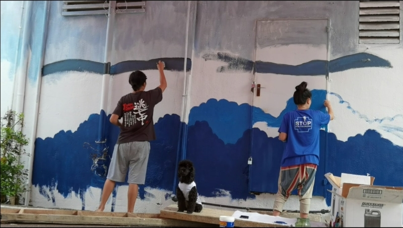  凉子及其团队已经开始画著第二幅壁画。