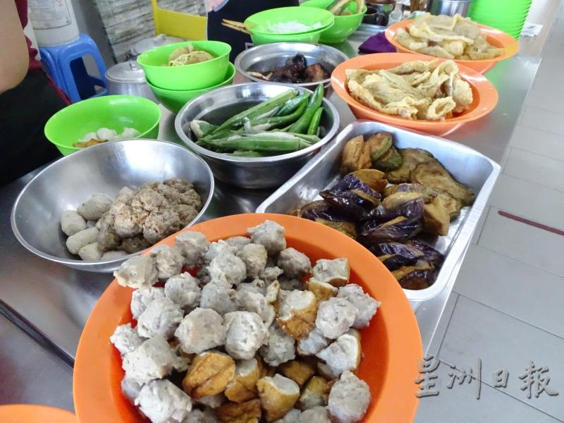 除了鱼饼及鱼丸之外，霞姐料粉也有售卖各式的酿料。