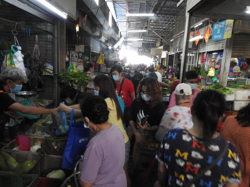 亚依淡菜市场的小贩再经历一次生意火热的好景。