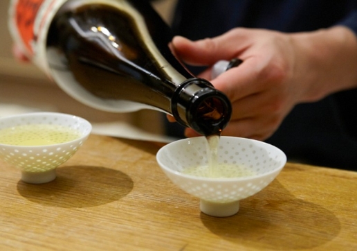 “杯”（Sakazuki）是日本早期流行使用传统的清酒杯。