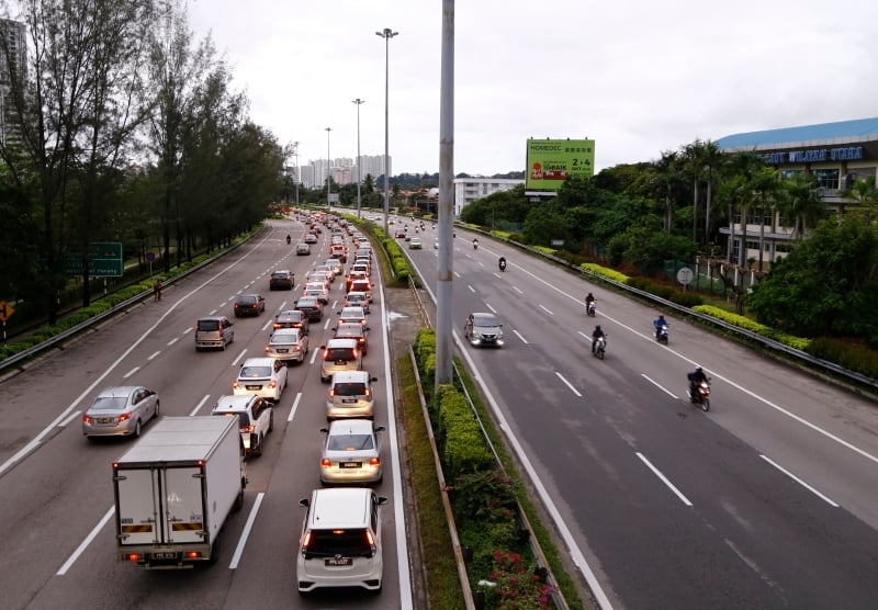 敦林苍祐医生大道市区往峇六拜方向的交通缓慢。


