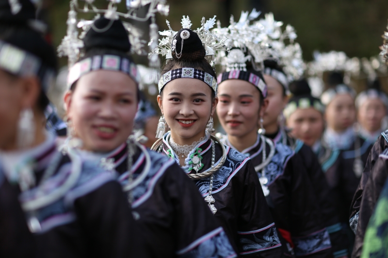 贵州的苗族妇女在重要的日子都要穿著雍容华贵的银饰盛装出席活动。

