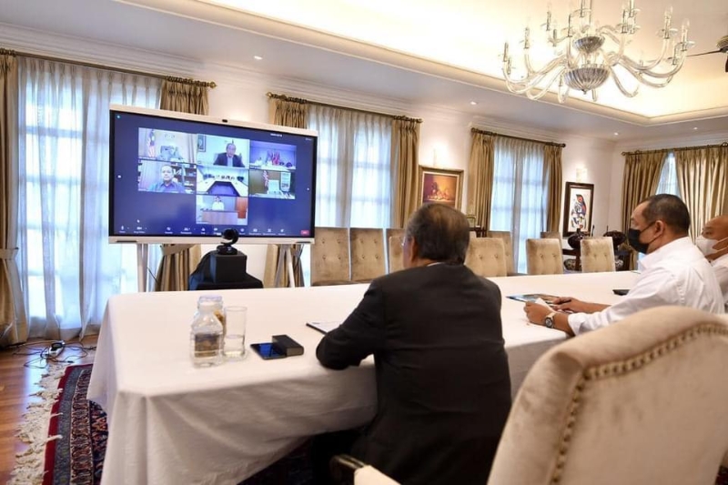 慕尤丁（左）以视频会议方式与哈迪阿旺等领袖交流。