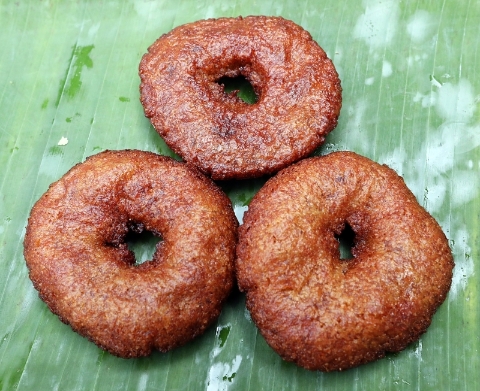 Adhirasam充满印度风味的甜甜圈，是印度传统节日和节庆活动经常出现的喜筵甜食，外酥内软。