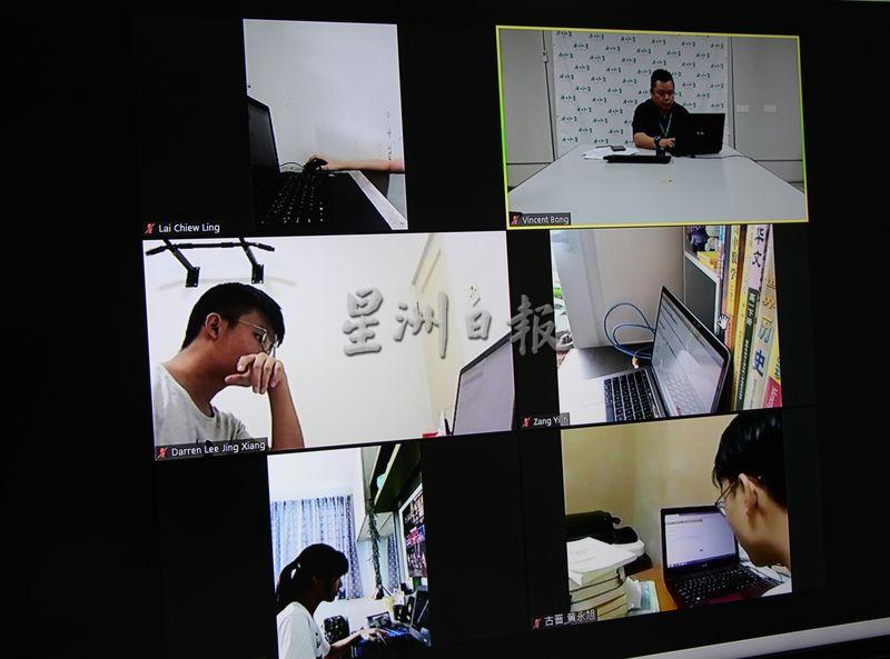 三中5名学生通过“Zoom视讯会议”全程监督，参与2020年第19届星洲中学生时事问答比赛，并在星洲日报南砂区业务促进主任黄立达（右上角）监督下完成作答。