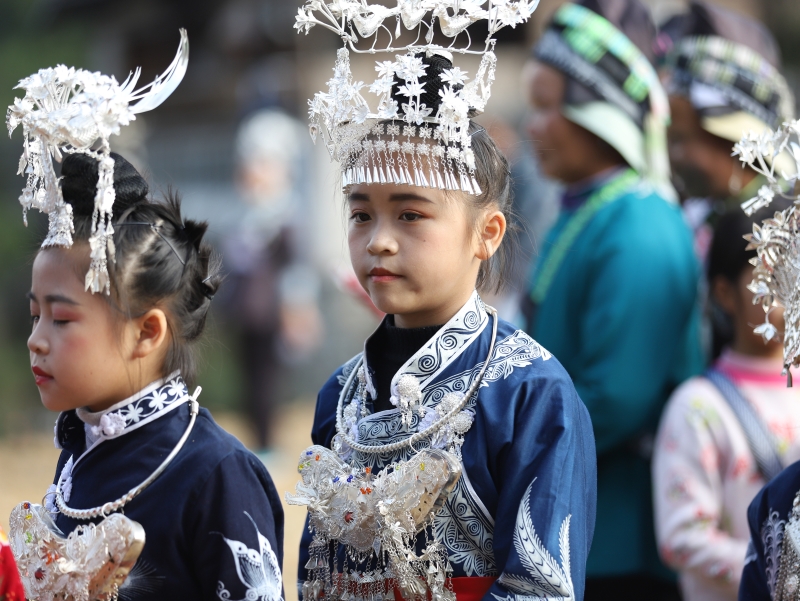 大人小孩盛装出席一年一度的传统节日“吃新节”。

