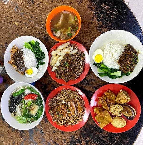 猪小弟肉骨面拥有多种面食及饭食供选择，是许多峇株巴辖人喜爱的早餐或午餐去处。