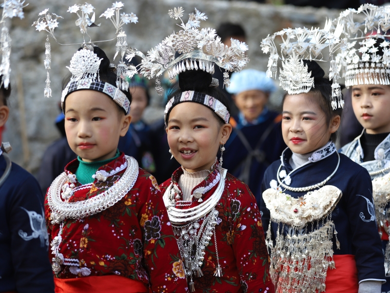 身著节日盛装的苗族小女孩在跳月坪上跳传统芦笙舞。

