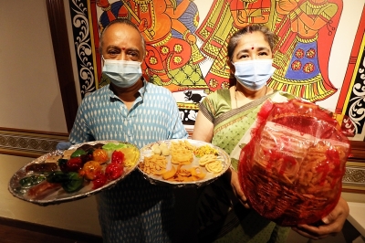 趁着屠妖节来临之际，Annalakshmi印度素食慈善餐厅制作了许多印度甜食小吃，包装成精致礼篮。左起为餐厅志愿者Mohan Narayanan和Retha Devi。