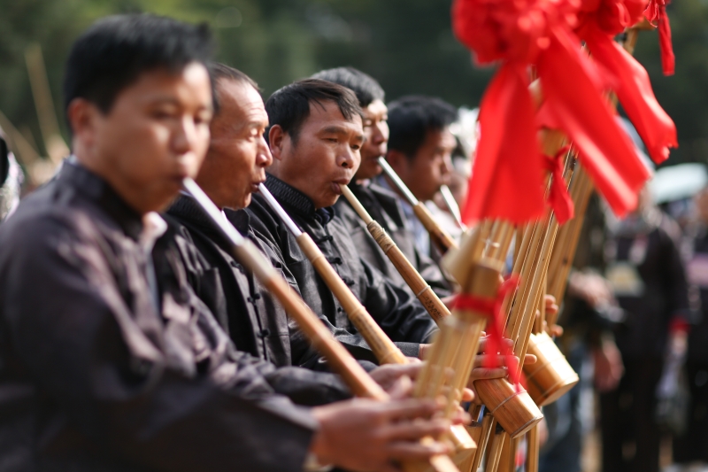 苗族芦笙手在跳月坪上吹奏传统芦笙曲。

