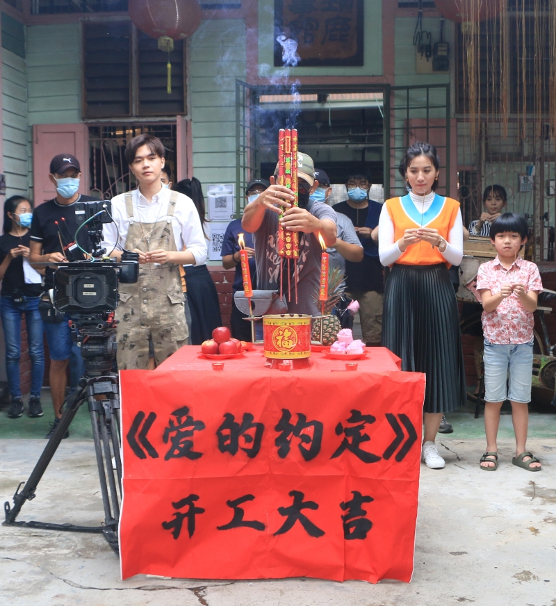 《守百年之约》番外篇《爱的约定》9日举行开镜礼，盛天俊( 左）与陈俐杏（右）出席开镜仪式。