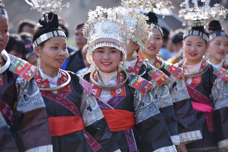 苗族少女头戴高高华丽的银花冠盛装出席“吃新节”节日。

