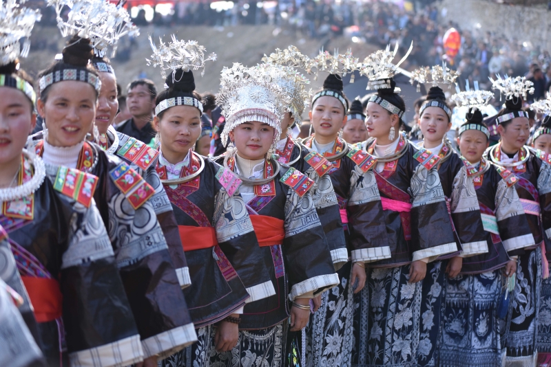 苗族妇女在节日中展示各村寨多姿多彩的苗族盛装服饰。

