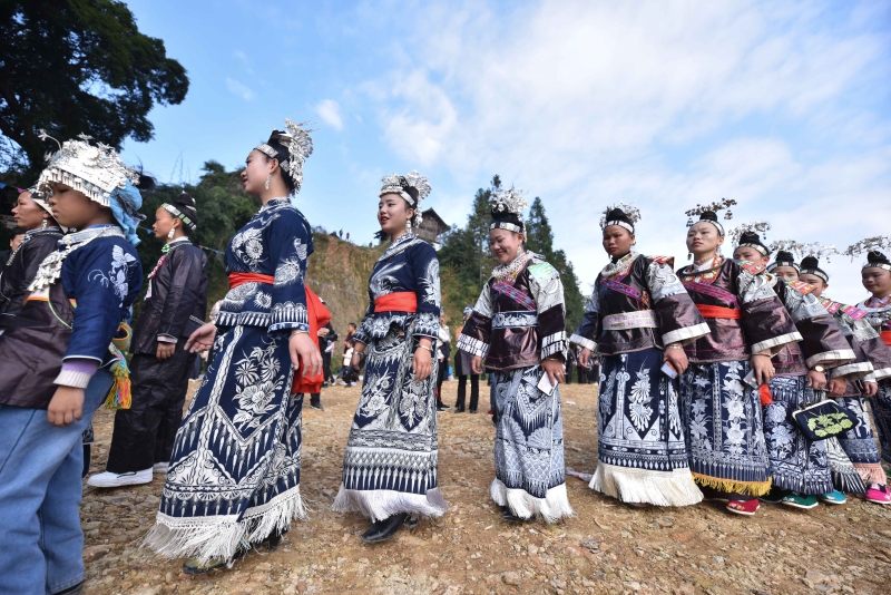 身著节日盛装的苗族村民在跳月坪上跳传统芦笙舞。