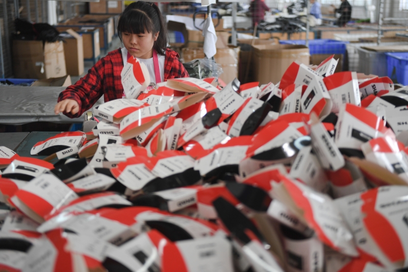 在福州亿格户外用品有限公司，工人在包装出口的小型防水包。（图：新华社）