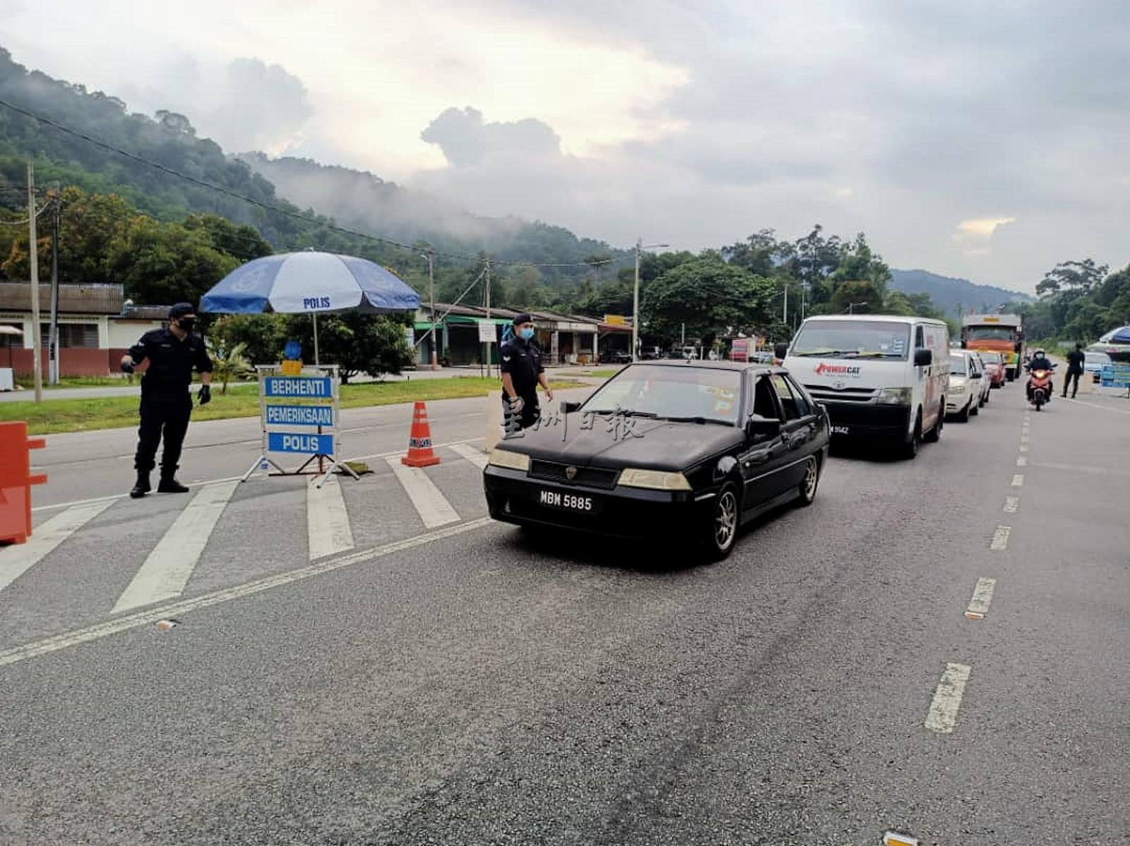警方在瓜拉庇朥与芙蓉交界乌鲁文都设下24小时路障。