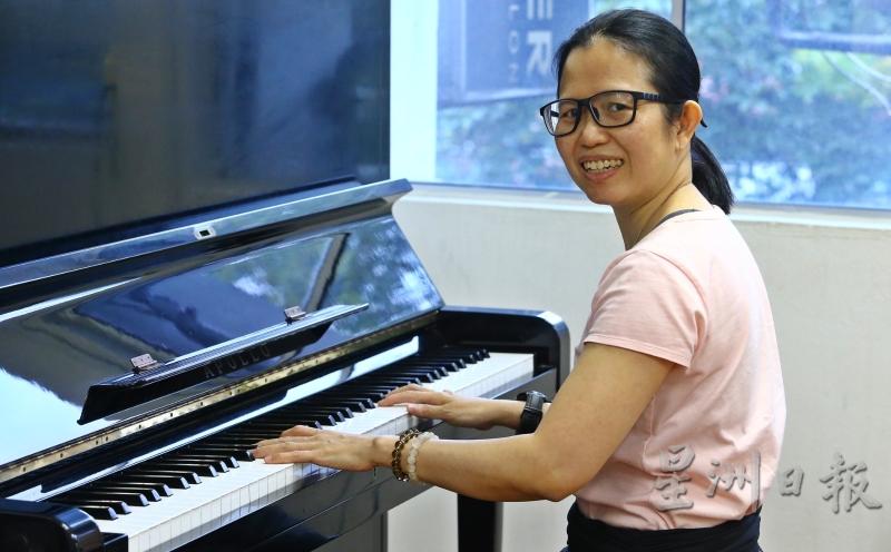 曾燕仪目前在马来亚大学攻读博士学位，研究音乐律动对自闭儿的成效，希望找出能够帮助特殊儿童的方法。