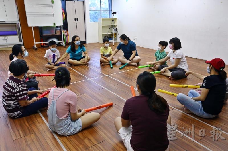 曾燕仪（左上角）以音乐律动团体班的方式，培养特殊儿童的节奏感和专注力。