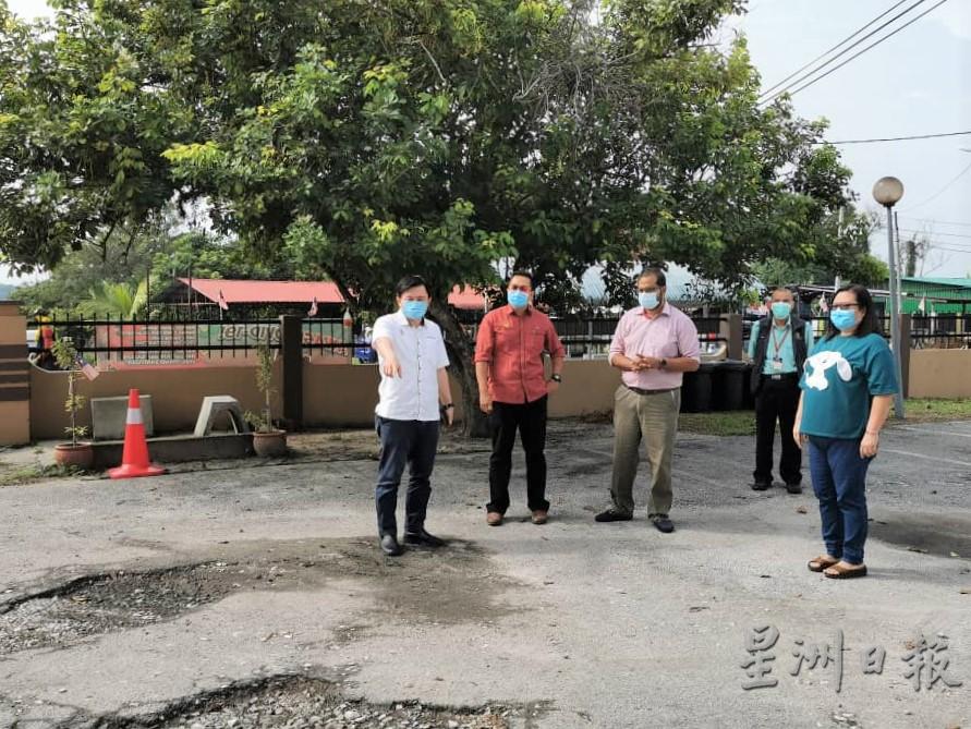 杨祖强（左一）到端洛政府诊所巡视道路不平的情况。左二起是阿兹占、哈利德、阿兹曼及江丽玲。