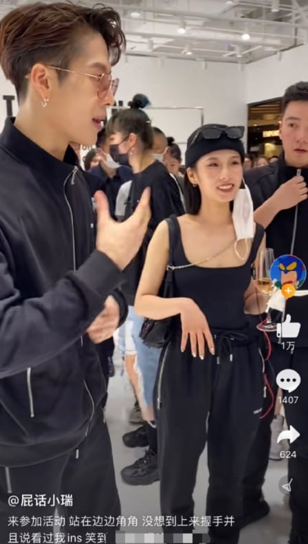王嘉尔被曝和网红Iris新恋情,“王嘉尔Iris”登上微博热搜后,挺他的粉丝表示,“没得黑了吗?”、“但凡长点眼都能看出那个动图是在招呼客人行吗?”