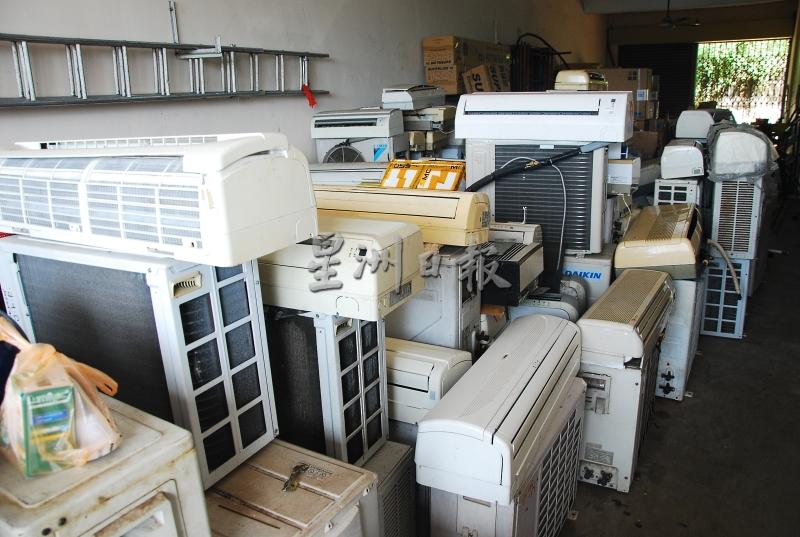 谢耀庭的店里，堆积很多顾客更换新冷气机后，拆下的旧机。