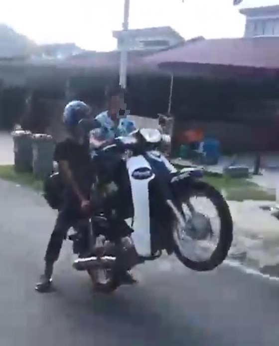 后座男子似维持摩托车平衡，任由男童危险驾驶。
