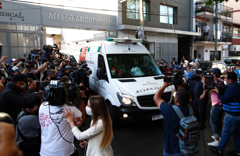 马拉多纳在本周三出院，他乘坐救护车离开时被守候在外的媒体追访。（美联社照片）