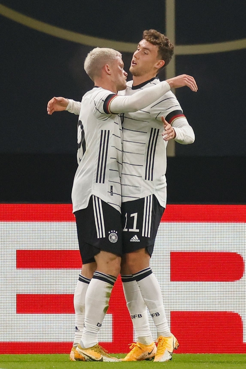 上演首秀的马克斯（左）助攻瓦尔德施密特破门，两人携手率领德国以1比0击败捷克。（法新社照片）