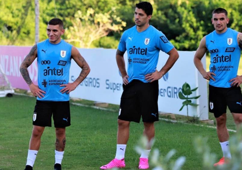 乌拉圭队正处于青黄交替的路口，国际赛经验显然略逊一筹。图为苏亚雷斯（中）领衔训练，准备对阵哥伦比亚。（欧新社照片）