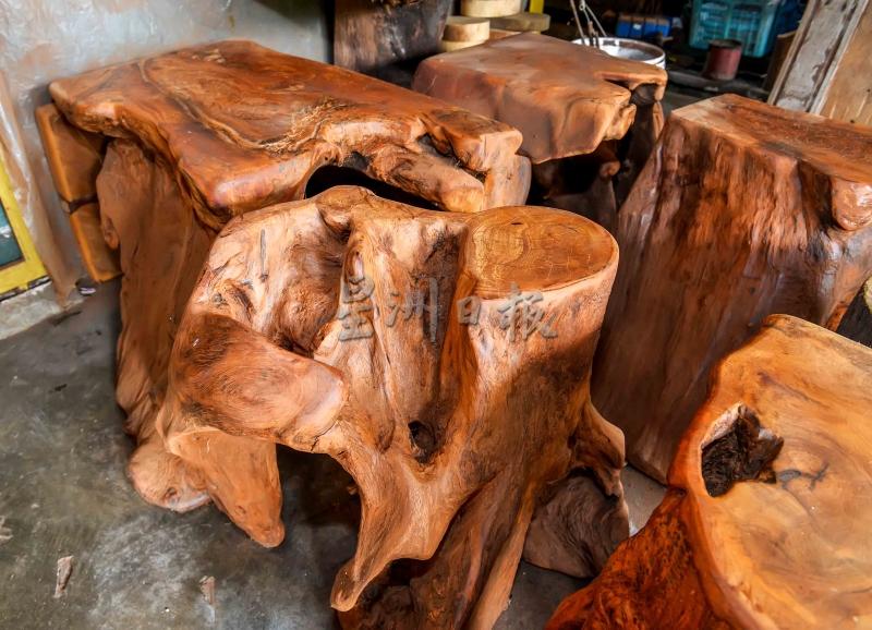 每个木块有不同的纹路，有的形状畸形，在木匠雕塑下，都是独一无二的珍品。