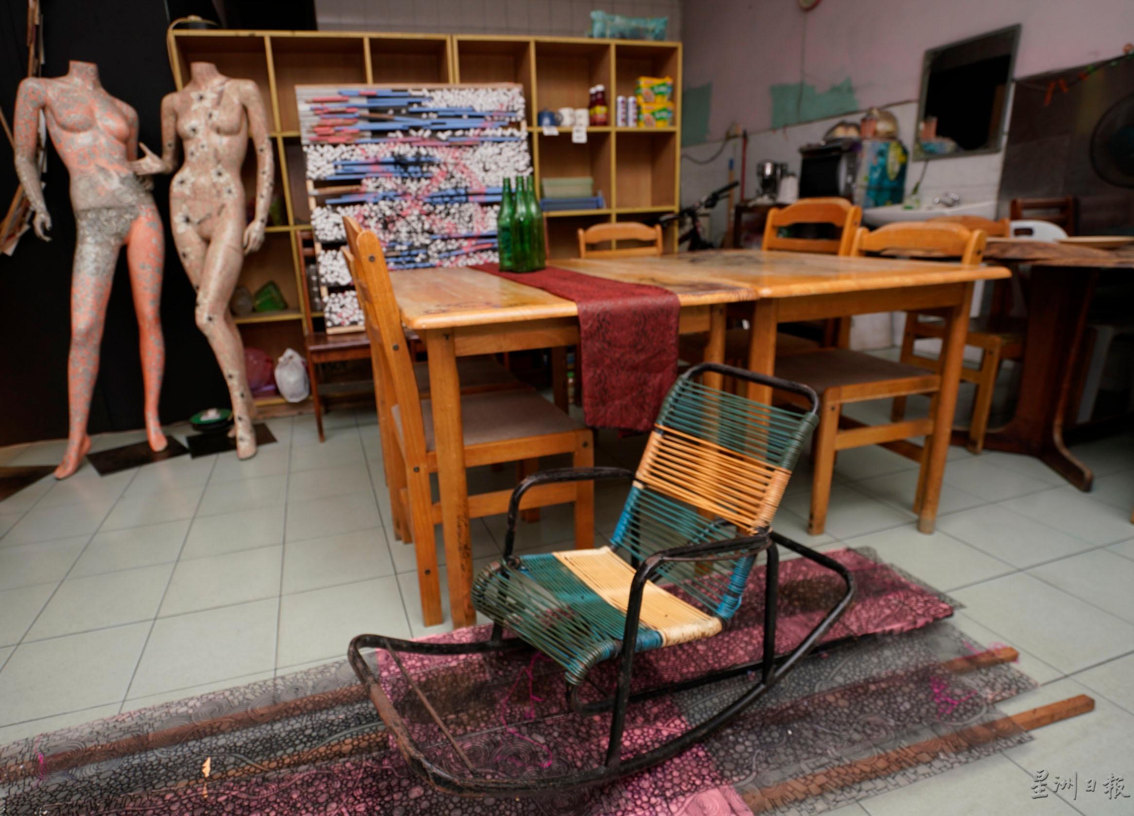 这是郭华健外婆留下来的儿童摇摇椅，至少有50年的历史，他放在店内做装潢。