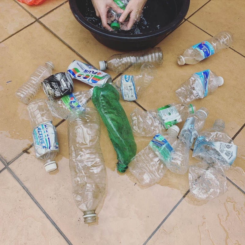 阿哲把捡拾的塑料瓶带回家洗净再分类。
