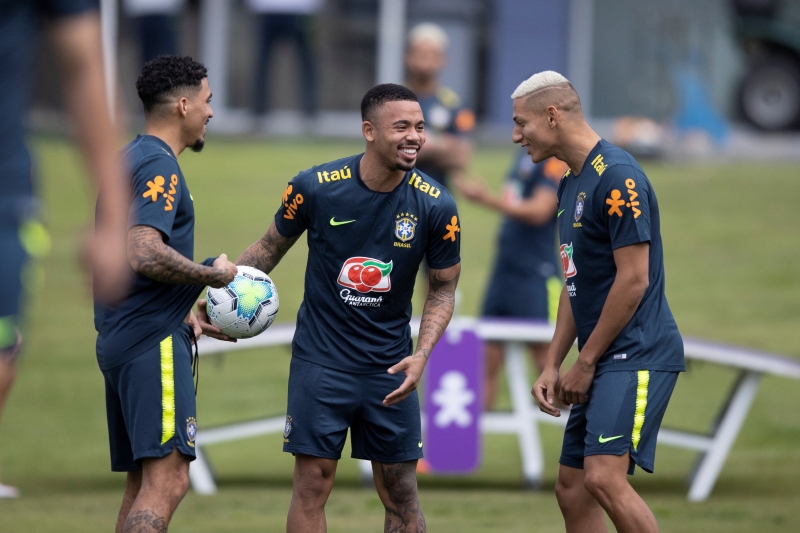 尽管内马尔伤缺，但巴西队还有图中这3名英超前锋菲尔米诺（利物浦，左起）、热苏斯（曼市）以及理查利森（埃弗顿）备战委内瑞拉的比赛，他们在训练中有说有笑。（欧新社照片）