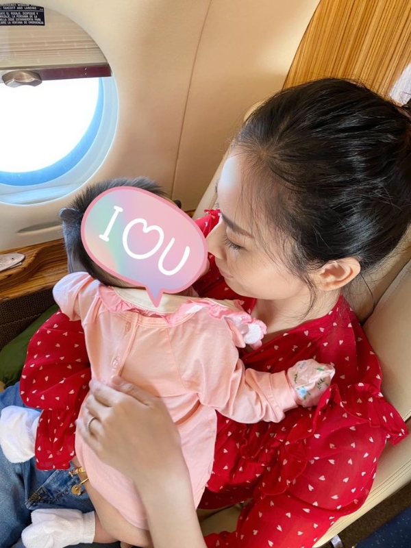 杨秀惠女儿小VY头发浓密，两母女来回新山及香港是搭乘私人飞机，据悉要价约47万令吉。
