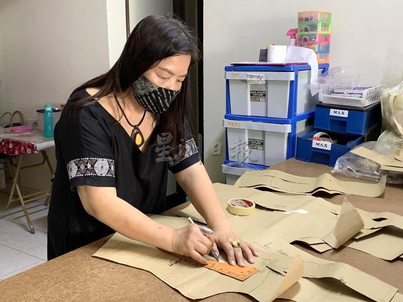 马如玉近年已较少缝制旗袍，她主要负责到东海岸采购峇迪布料和设计旗袍款式。