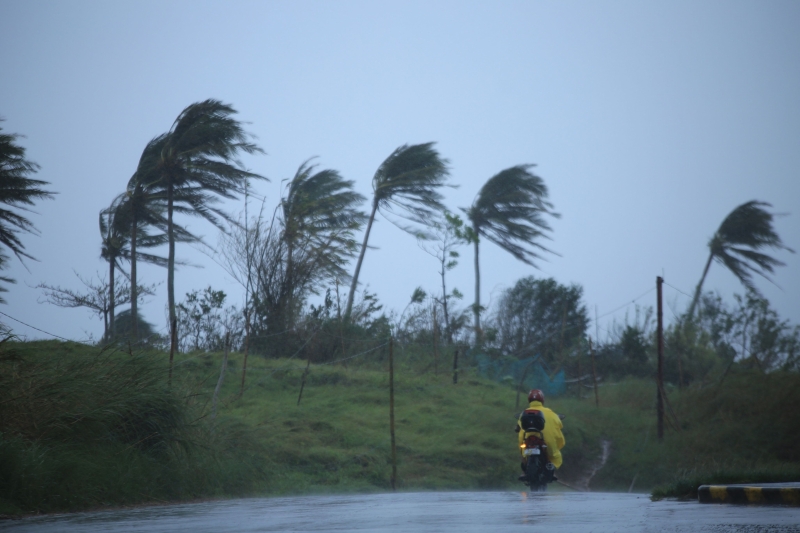 台风猛烈袭击了菲律宾吕宋岛省份。（图：法新社）