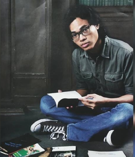 Karim Mohd于1988年在登嘉楼士兆（Setiu）出生。首部诗集Nokturna获得2018年“Sayembara Puisi Kata Pilar”首奖，引起马来诗坛瞩目。