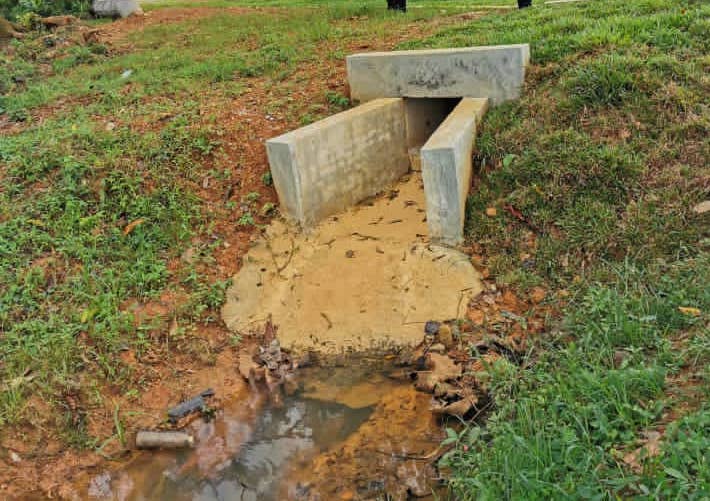 当局亦在马路底下建出一条排水道，将泛滥的湖水导向防洪窨井和其余的防洪沟。