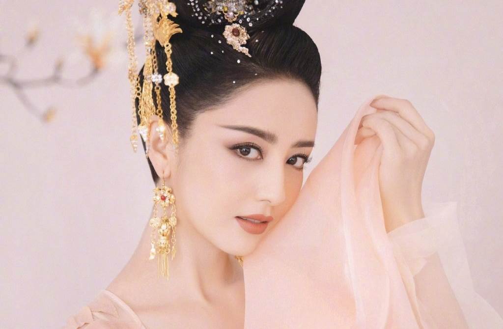 佟丽娅是中国演艺圈有名的古装美人。