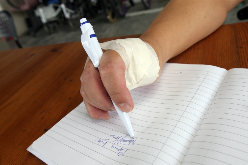 “不用拇指挑战”的其中一项任务是，在大拇指无法使用的情况下，写下自己的名字。